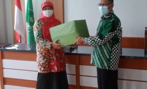 Kantor Urusan Agama Kapanewon Sewon Bantul Yogyakarta mengelar perpisahan purna tugas Aparatur Sipil Negara (ASN) purna tugas. Kegiatan ini dihelat Jum'at, 18/6/2021 di gedung Balai Nikah dan Manasik Haji KUA Kapanewon Sewon Bantul D.I. Yogyakarta. Kepala KUA Sewon memberikan ucapan terima kasih atas kerjasama dan dedikasi Dra. Hj. Mariatun Sholikhah sebagai pengolah data di KUA dan selamat juga menikmati hari-hari pensiun bersama keluarga tercinta. " Saya secara pribadi dan selaku kepala KUA Sewon yang mewakili keluarga Besar KUA Sewon ( Penghulu, Penyuluh Agama Islam Fungsional (PAIF), JFU, FO dan Penyuluh Agama Islam Non PNS menghaturkan banyak terima kasih atas kerjasamanya selama mengemban tugas di KUA Sewon dan Alhamdulillah dapat melaksanakan tugas dengan baik. Namun, apabila kami terdapat kesalahan dan kekhilafan kami meminta dibukakan pintu maaf yang seluas-luasnya." Selain itu, " saya berharap, walaupun secara formal kedinasan tidak bersama lagi, tapi secara pribadi atau keluarga tetap menjalin silaturrahmi dan semoga pengabdiannya selama ini menjadi amal kebaikan bagi diri sendiri, keluarga, lembaga, nusa dan bangsa. Harapannya Sementara, Mariatun Sholikhah menyampaikan, " saya merasa bersyukur dan terimakasih kepada KUA Sewon dan jajaran atas kebersamaan semala menjalankan tugas kedinasan. Saya secara pribadi juga mohon maaf atas kekhilafan selama ini." Kemudian Maratun mengajak jajaran keluarga besar KUA Kapanewon Sewon Bantul untuk terus melayani dengan sepenuh hati. Pungkasnya