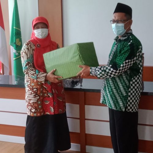   (Info KUA Sewon). Kantor Urusan Agama Kapanewon Sewon Bantul Yogyakarta mengelar perpisahan purna tugas Aparatur Sipil Negara (ASN) purna tugas. Kegiatan ini dihelat Jum'at, 18/6/2021 di gedung Balai Nikah dan Manasik Haji KUA Kapanewon Sewon Bantul D.I. Yogyakarta.  Kepala KUA Sewon memberikan ucapan terima kasih atas kerjasama dan dedikasi Dra. Hj. Mariatun Sholikhah sebagai pengolah data di KUA dan selamat juga menikmati hari-hari pensiun bersama keluarga tercinta.  " Saya secara pribadi dan selaku kepala KUA Sewon yang mewakili keluarga Besar KUA Sewon ( Penghulu, Penyuluh Agama Islam Fungsional (PAIF), JFU, FO dan Penyuluh Agama Islam Non PNS menghaturkan banyak terima kasih atas kerjasamanya selama mengemban tugas di KUA Sewon dan Alhamdulillah dapat melaksanakan tugas dengan baik. Namun, apabila kami terdapat kesalahan dan kekhilafan kami meminta dibukakan pintu maaf yang seluas-luasnya." Selain itu, " saya berharap, walaupun secara formal kedinasan tidak bersama lagi, tapi secara pribadi atau keluarga tetap menjalin silaturrahmi dan semoga pengabdiannya selama ini menjadi amal kebaikan bagi diri sendiri, keluarga, lembaga, nusa dan bangsa. Harapannya Sementara, Mariatun Sholikhah menyampaikan, " saya merasa bersyukur dan terimakasih kepada KUA Sewon dan jajaran atas kebersamaan semala menjalankan tugas kedinasan. Saya secara pribadi juga mohon maaf atas kekhilafan selama ini."  Kemudian Maratun mengajak jajaran keluarga besar KUA Kapanewon Sewon Bantul untuk terus melayani dengan sepenuh hati. Pungkasnya